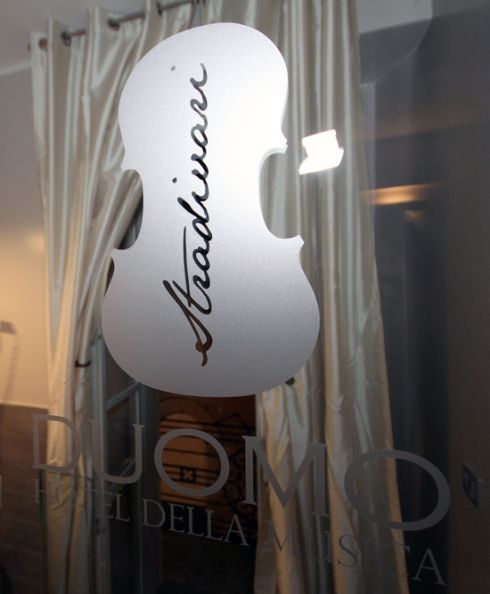 omaggio a Stradivari in camera dell'Hotel Duomo 