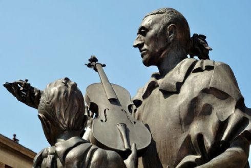 Cremona piazza dedicata a Antonio Stradivari