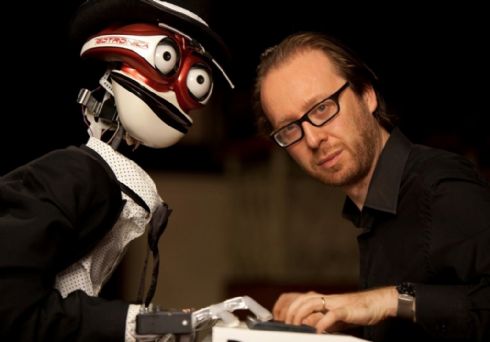 Robot Teo Tronico e pianista Roberto Prosseda