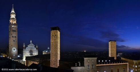 Cremona in notturna in uno splendido scatto di Roberto Caccialanza