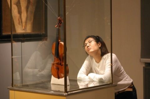 ammirando un violino