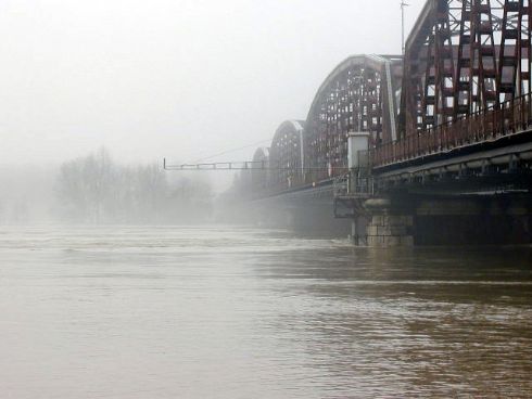 il fiume Po in piena a Cremona